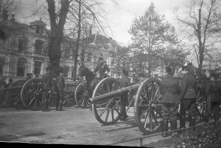 830979 Afbeelding van een militaire parade op de Maliebaan te Utrecht, waarschijnlijk ter gelegenheid van de verjaardag ...